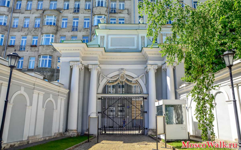 Входные ворота Дома Пашкова