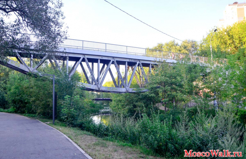 Пешеходный мост через реку Яузу
