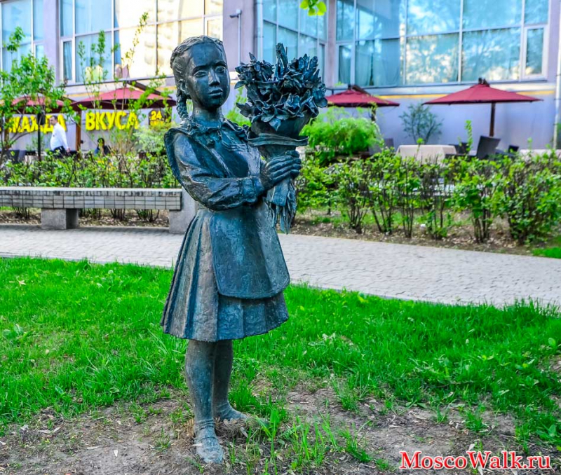 памятник девочка с букетом цветов