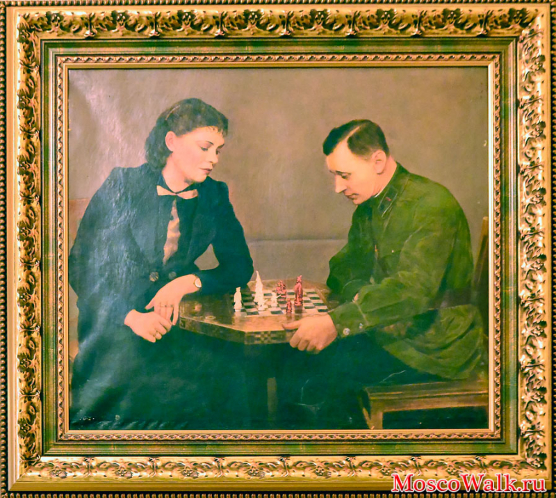 Вячеслав Домбровский с женой за шахматной доской