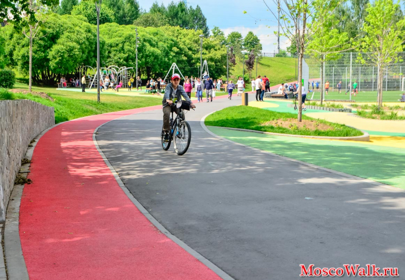 на велосипеде в парке Битца