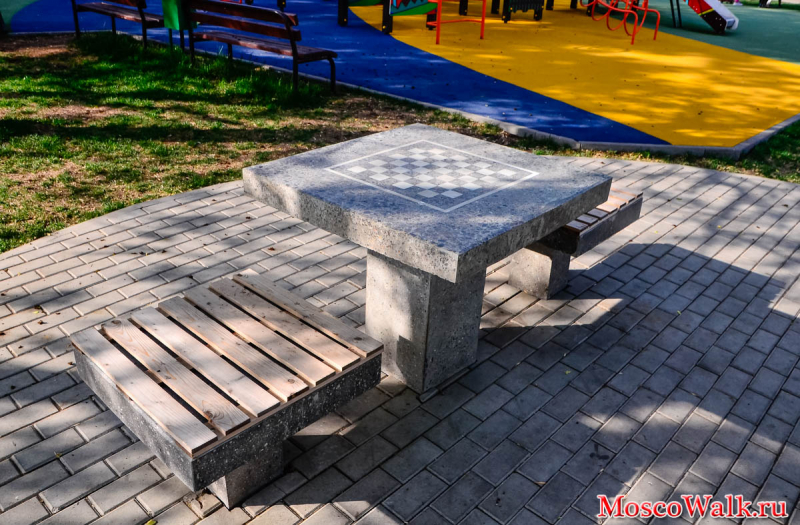 стол для игры в шахматы в парке