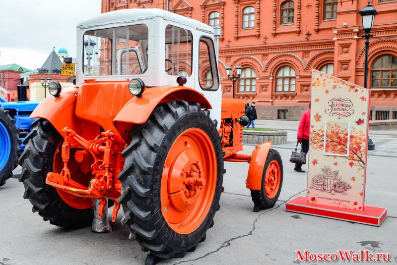 выставка ретро-тракторов на Манежной