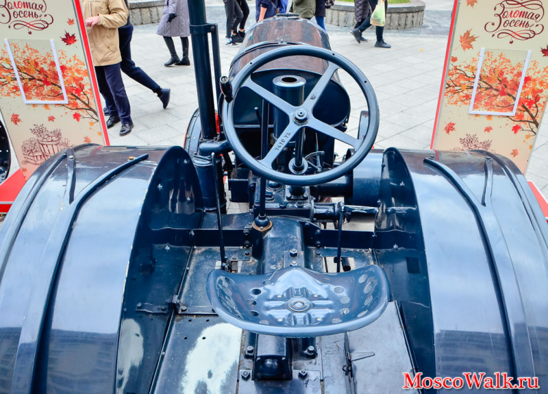 Выставка ретро тракторов на Манежной площади