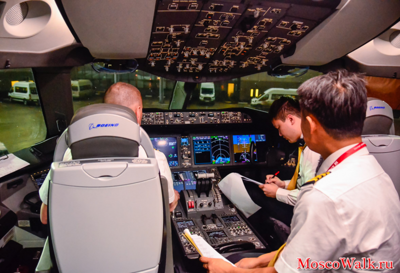 кабина пилотов Boeing 787-9 Dreamliner