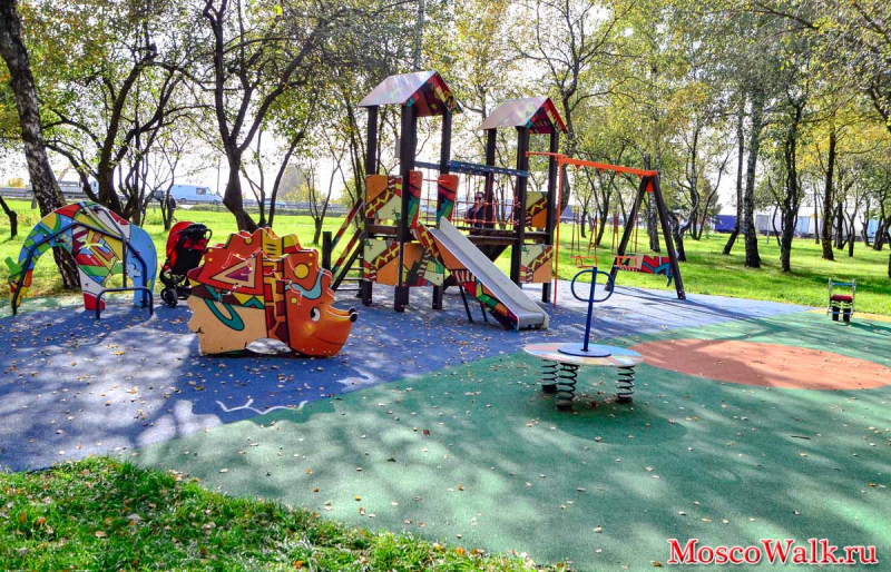 детская площадка в парке Фруктовый