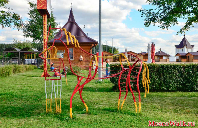 скульптуры лошадей в парке Русь