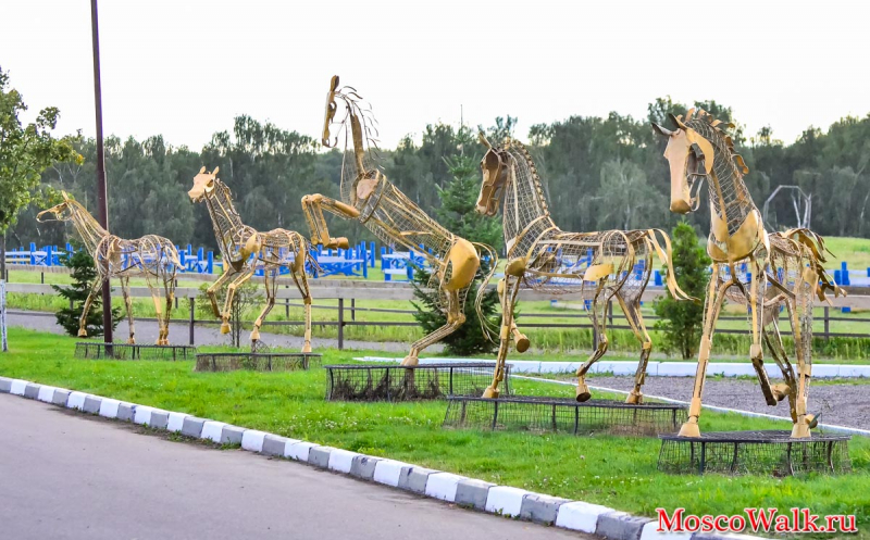 скульптуры лошадей в парке русь