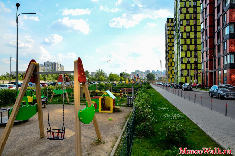 Комплекс апартаментов ТехноПарк детская площадка, двор с машинами