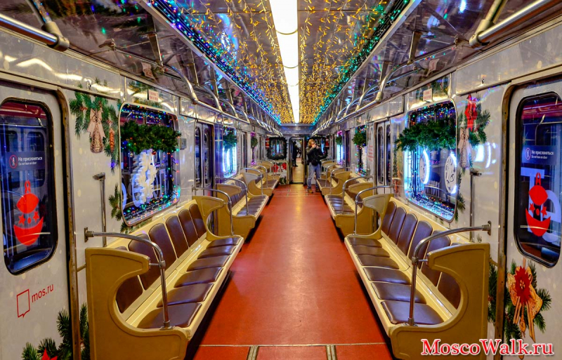 новогодний поезд метро внутри