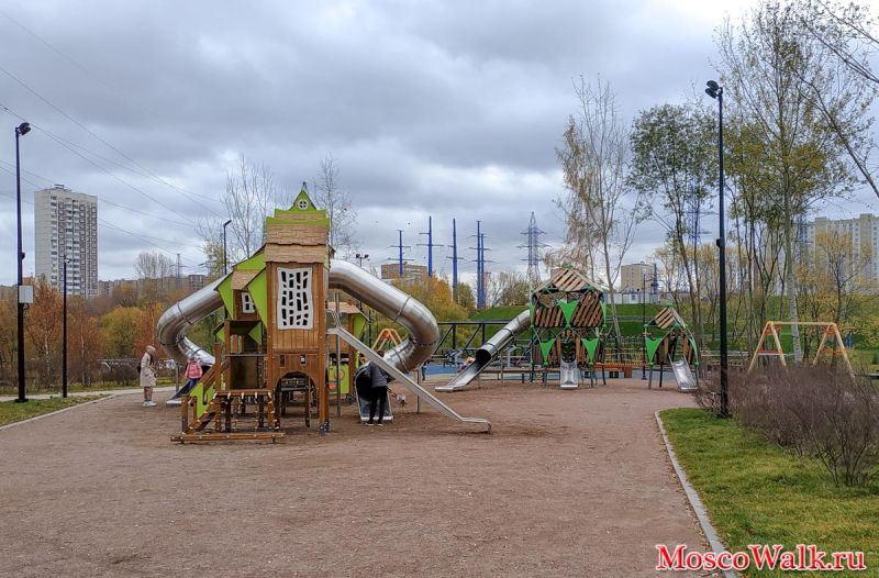 детская площадка в парке у реки Чертановка