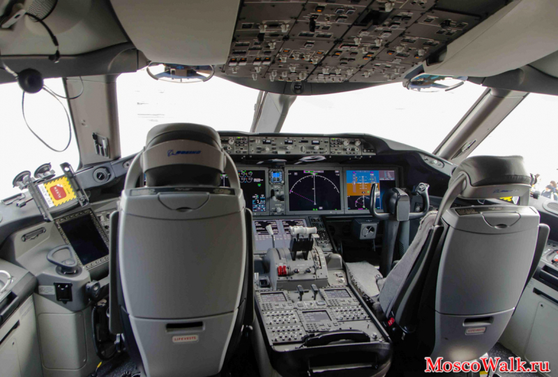 кабина пилотов Boeing 787-8 Dreamliner 