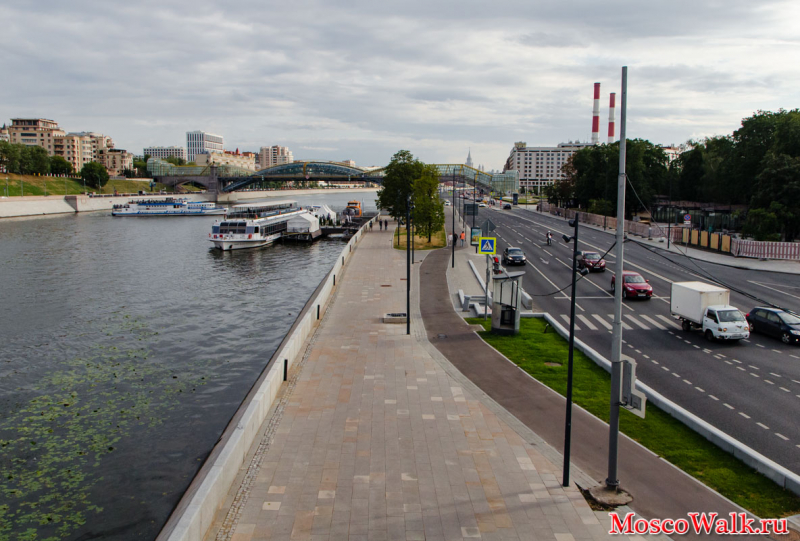 Благоустроенная набережная Москва реки