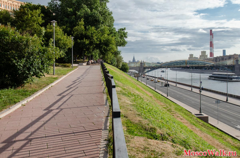 прогулка по набережной Москва реки