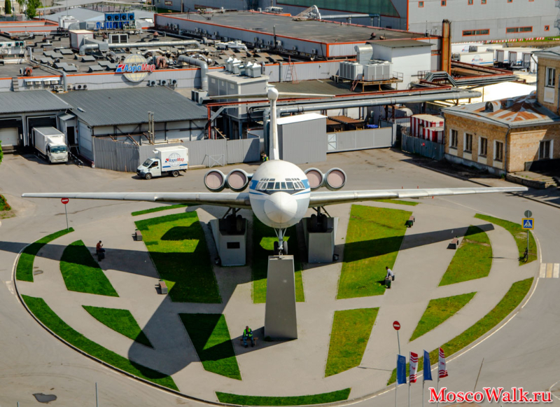 Памятник Ил62 в аэропорту Шереметьево