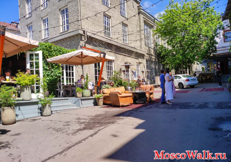 Хохловский переулок отдых в кафе на улице