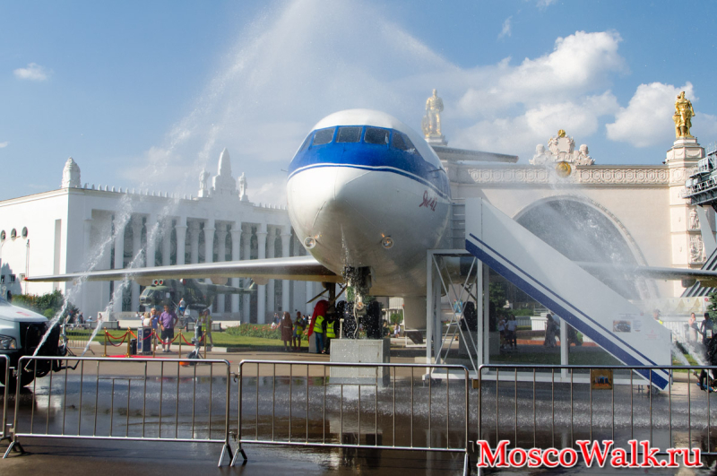 открытие обновленного самолета Як-42 на площади Промышленности