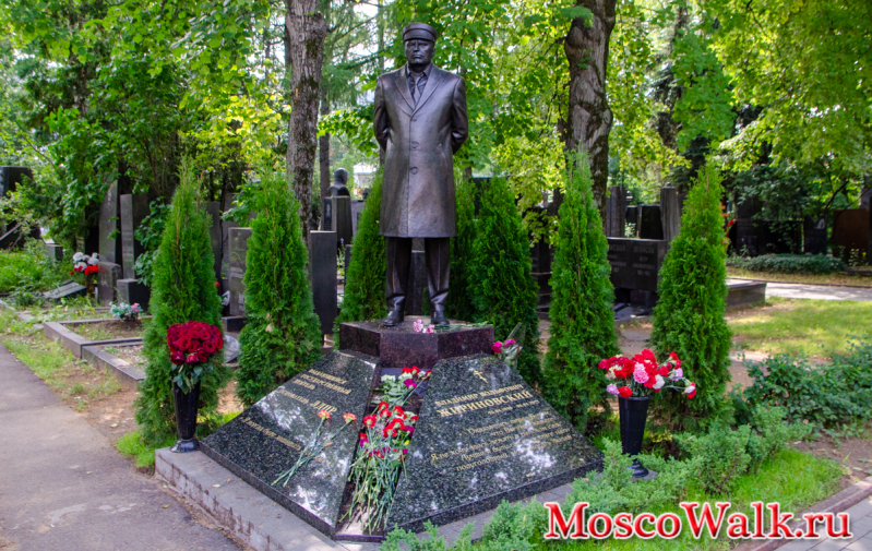 памятник Жириновскому