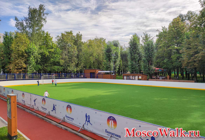 футбольная площадка в детском парке Фили
