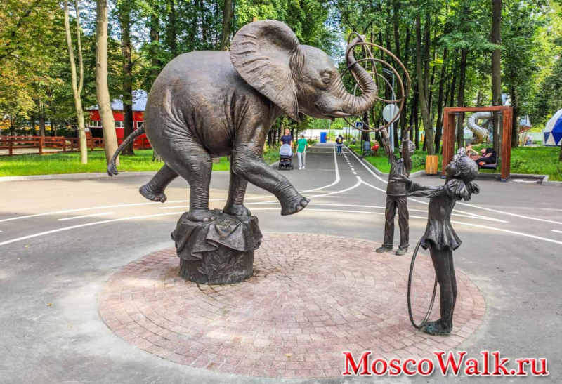 скульптура Слон и дети