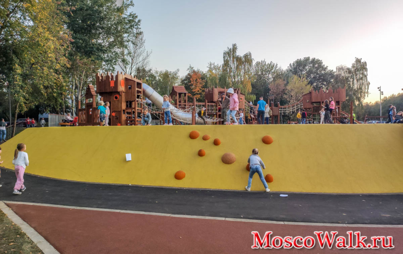 дети играют на детской площадке парка реки Жужа