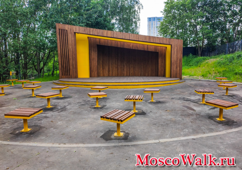 сцена в парке Шмелевский ручей