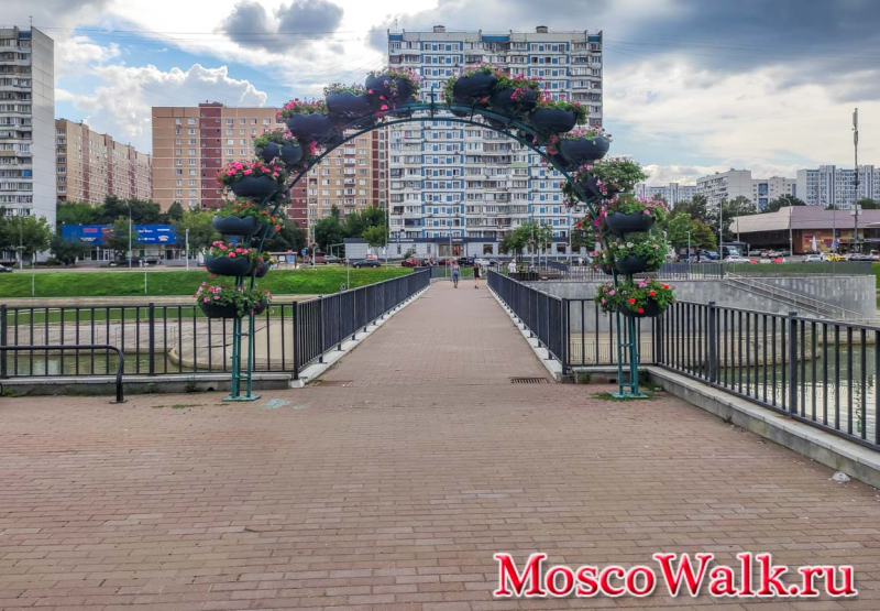 цветочная арка на мосту
