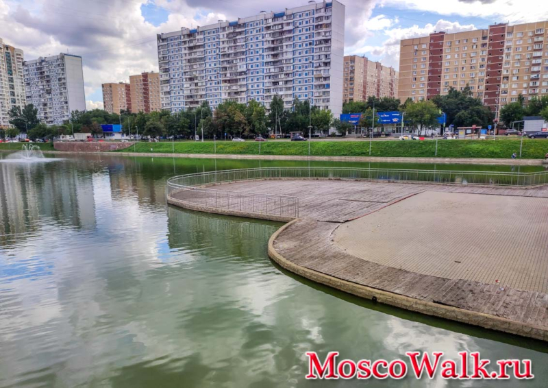 Понтонная площадка на воде Братеевского пруда