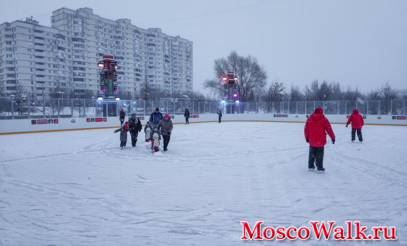 каток на площадке у станции метро «Алма-Атинская»