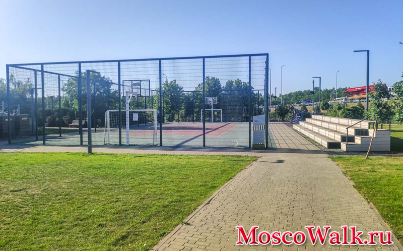 спортивная площадка в Мега парке в городе Аксае