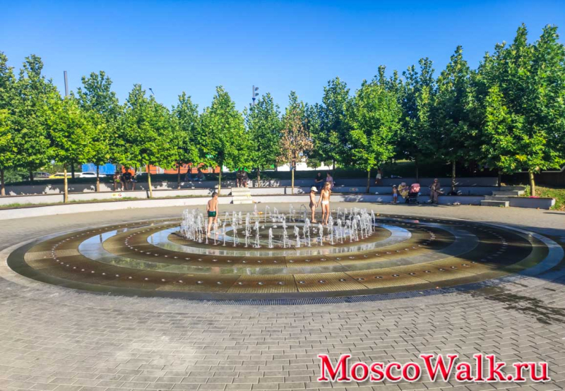 Сухой фонтан в парке Мега