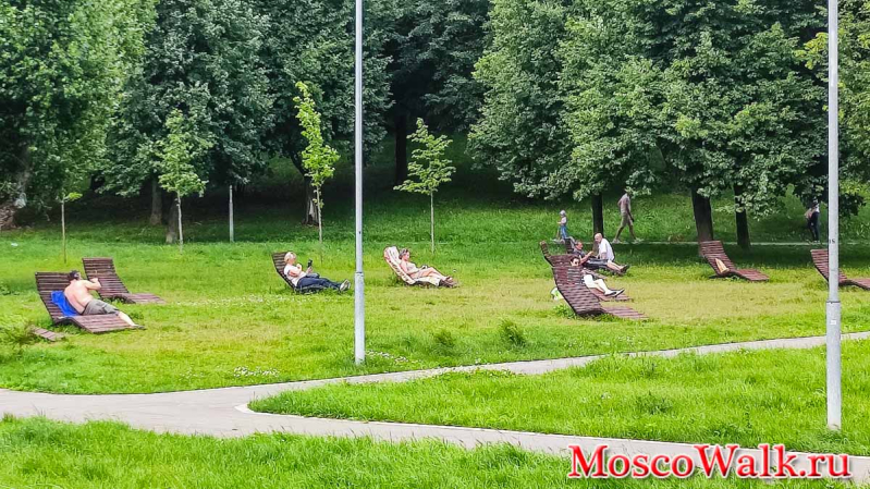 красный пруд шезлонги