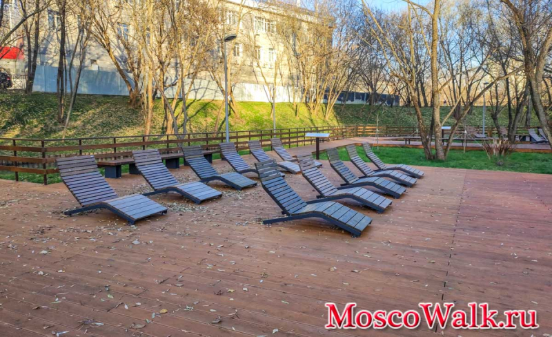 шезлонги на Варшавских прудах