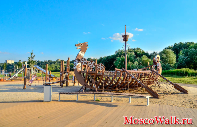 корабль на детской площадке