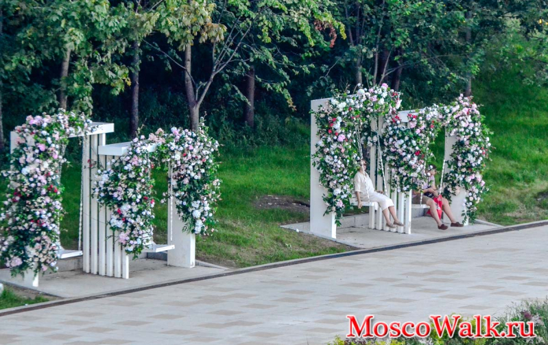 качели на набережной в Коломенском