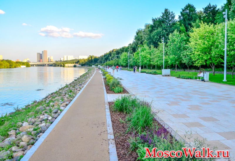 прогулка по набережной в Коломенском