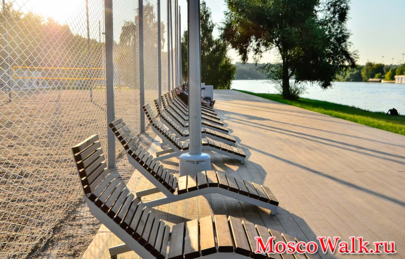 шезлонги на набережной в Коломенском