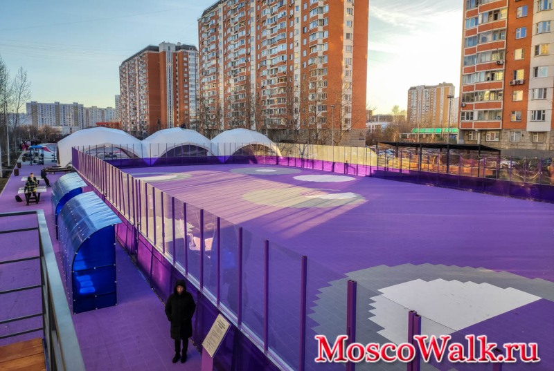 площадка играть в хоккей на роликовых коньках
