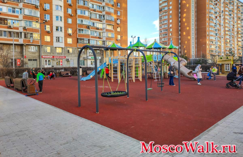 детская площадка на аллее молодых семей