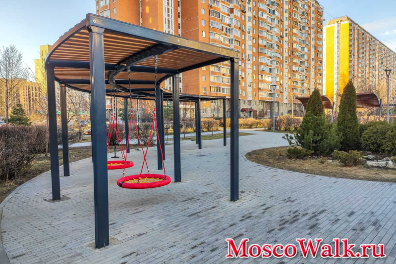 качели на аллее молодых семей